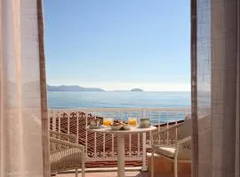 C'est La Vie - Beachfront Accommodation