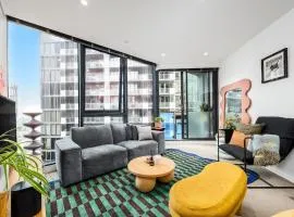 SOUBA Modern & Unique 2BR Apt - Free Parking Pool & Gym
