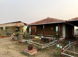 The Peepal mud homes farm stay, hotel a Nashik