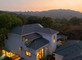 Sapphire Sands by StayVista with Pvt Pool, 4 Jacuzzi at Siolim, Goa