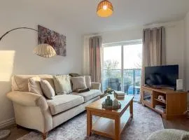 Hoylake Apartment with Balcony & Parking by Rework Accommodation