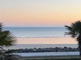 Le Sunrise Vue front de mer, 2 chambres, parking
