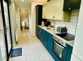 Modern 3 Bedroom House in Tralee Near Killarney and Dingle, Hotel in Tralee