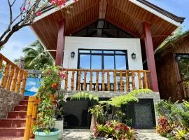 Thani's Little Cabin Rental - Modern Room
