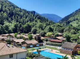 Chalets traditionnels en bois, готель у місті Fougax-et-Barrineuf