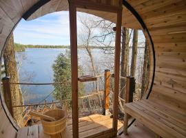 OTTER'S HOLT - Lakeside retreat with hot tub & sauna โรงแรมในPortland