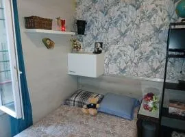 Studio Maryline M de 18 m2 - Calme - Rez de chaussée sur patio Privé - Grand Canapé-Lit Clic Clac pour 2 personnes - Kitchenette - Salle de bain - 5 minutes du Métro Brochant de la ligne 13,Bus 54 74 et 31 vers sites touristiques