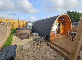 Glamping Pod with Wood Fired Hot Tub, hotel a Gristhorpe
