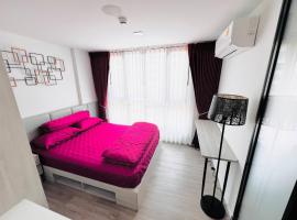 Luxurious 1 and half Bedroom Condo with Resort-Style Amenities in Nonthaburi, Hotel in Nonthaburi