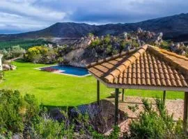 Lux 3BR Weekend Escape nr Hermanus Pool & HotTub