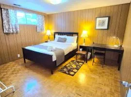 Bright & Spacious 2-Bedroom Suite 10-Min Walk to Yonge Subway Free Parking