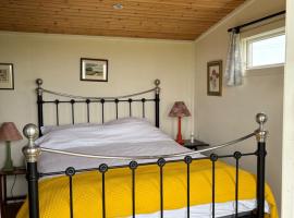 Swedish Rustic Cabin perfect for bird watching, hotel i Emsworth