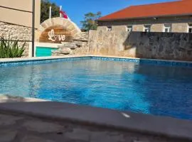 Holiday house with a swimming pool - Villa Melavita