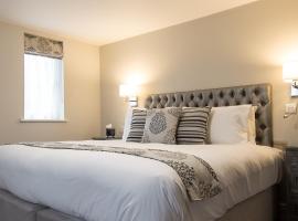 The Maple Manor Hotel and guest holiday parking, hotel in Crawley