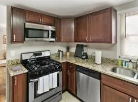 Modern Apt in DT Libertyville near Naval Base