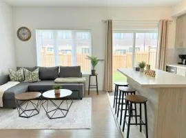 Cozy 3BR Barrie Hub - Private Yard - Easy 2-Car Parking