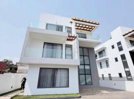 Adonu Luxury Apartment, hotel din Otinshi