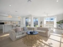 3 Lounges 5 Beds with Ducted Air condition Modern and Convenient