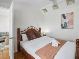 Coastal Wynnum Home Near Plaza and City Connections