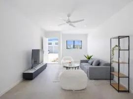 Modern 4BR Townhouse Near Transport and Shops