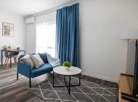 Walk to Mall and Train Private Suite Kitchen and AC