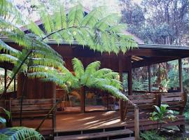 Beautiful Cedar Cottage in Volcano, hotel en Volcano