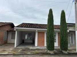 Acogedora Casa con Terraza en Ciudad Jardín