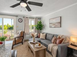 Snowshoe Ski-InSki-Out Steps to Ballhooter Lift Mountain Lodge Condo: Snowshoe şehrinde bir otel