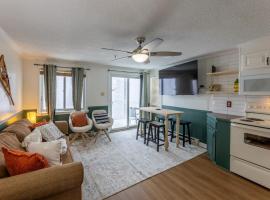 Snowshoe Ski-InSki-Out Steps to Ballhooter Lift Mountain Lodge Condo: Snowshoe şehrinde bir otel