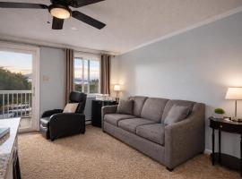 Snowshoe Ski-InSki-Out Steps to Ballhooter Lift Mountain Lodge Condo: Snowshoe şehrinde bir otel