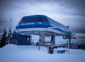 Snowshoe Ski-InSki-Out Steps to Ballhooter Lift Mountain Lodge Condo: Snowshoe şehrinde bir otel