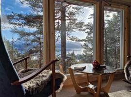 Privat cosy cabin with fjord view near Ålesund, hotel v mestu Ålesund