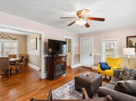 Charming Galax Retreat! Pet Friendly! Minutes from New River! Hill Haven, hotel din Galax