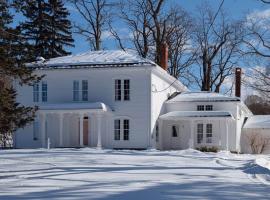 Grand 5BR Estate Retreat w/ Pool & Tennis Court, hotel en Taghkanic