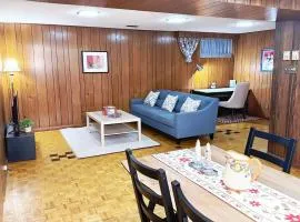 near Yonge Finch Subway Bright Rooms and suite Free Parking