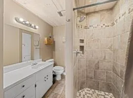 Suite Elliana w/Hot Tub & Outdoor Fireplace!