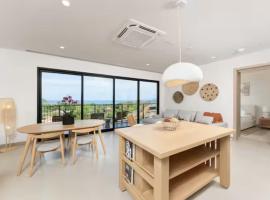 2BR Terrace + Beach Club in Playas del Coco | Naumi N512, hotel a Sardinal