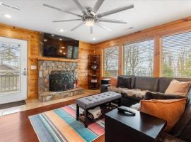 Stunning Mountain Retreat! Packed with Fun! Air Hockey Table! - Two Sisters Chalet, hotel a Fancy Gap