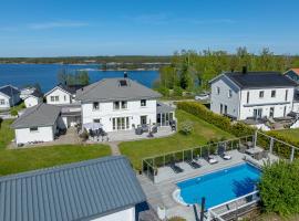 Fristående hus med stor trädgård och pool, hotell sihtkohas Västervik