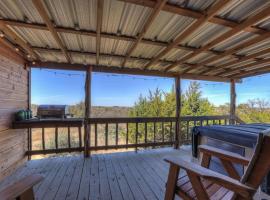 Rocky Ridge Cedar Cabin with Hot Tub & Amazing Views โรงแรมในCrabapple