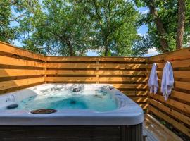 Primrose Waterfront with Hot Tub โรงแรมในMorris Ranch