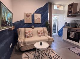 Studio Bleu tout équipé au calme proche des commerces, hotel a Briord