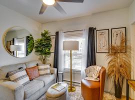 Easy Access to Dtwn Tacoma! Stylish Couple's Condo, Hotel in Tacoma