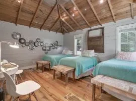 Clover Haus 2 Blks to Main St with Pool and Spa!