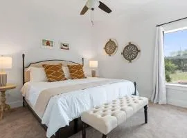 The Point Serene Hill Country Views with Pool & Hot Tub