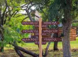 Mimosa Waterfront with Hot Tub โรงแรมในMorris Ranch