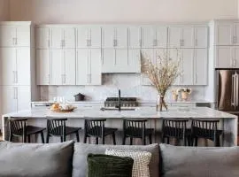 Luxe 7 bedroom home with pool and spa 1 block to parade route
