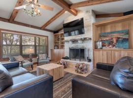 Ranch Retreat Creek View - Pool Table and Fire Pit โรงแรมในMorris Ranch