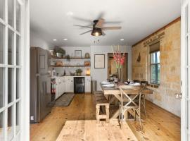 Luxury Home with Fire Pit & Hill Country Views โรงแรมในLuckenbach