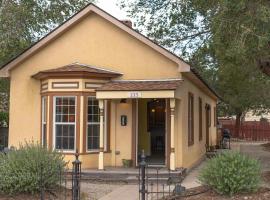 Dog Friendly! Dunwell Cottage, Cute Downtown Home, Close to Everything!!, hôtel à Salida